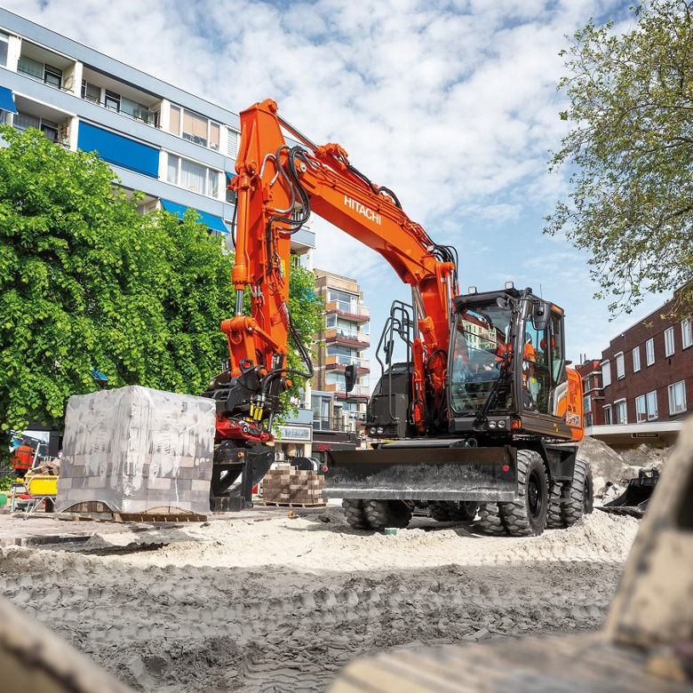 Hitachi_ZX135W_3-