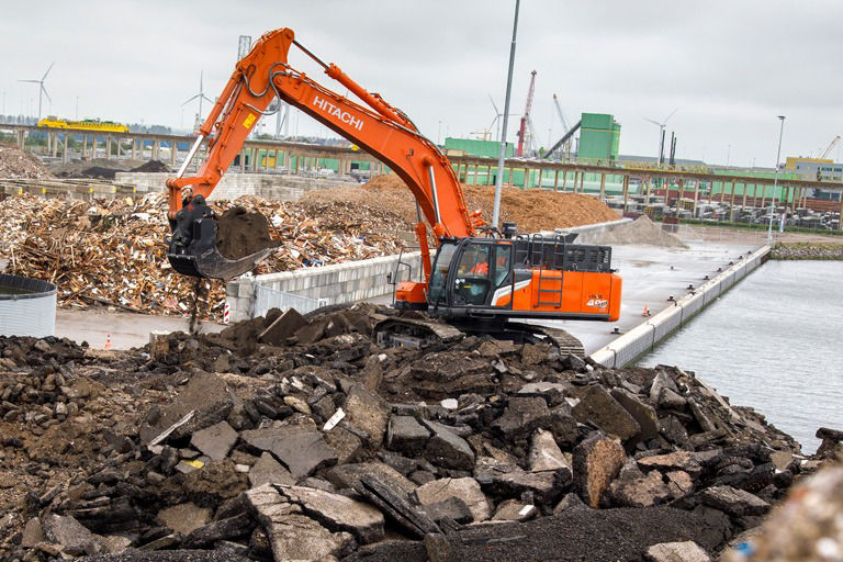 ZX490LCH-7 Large Excavators - HitachiCM Europe