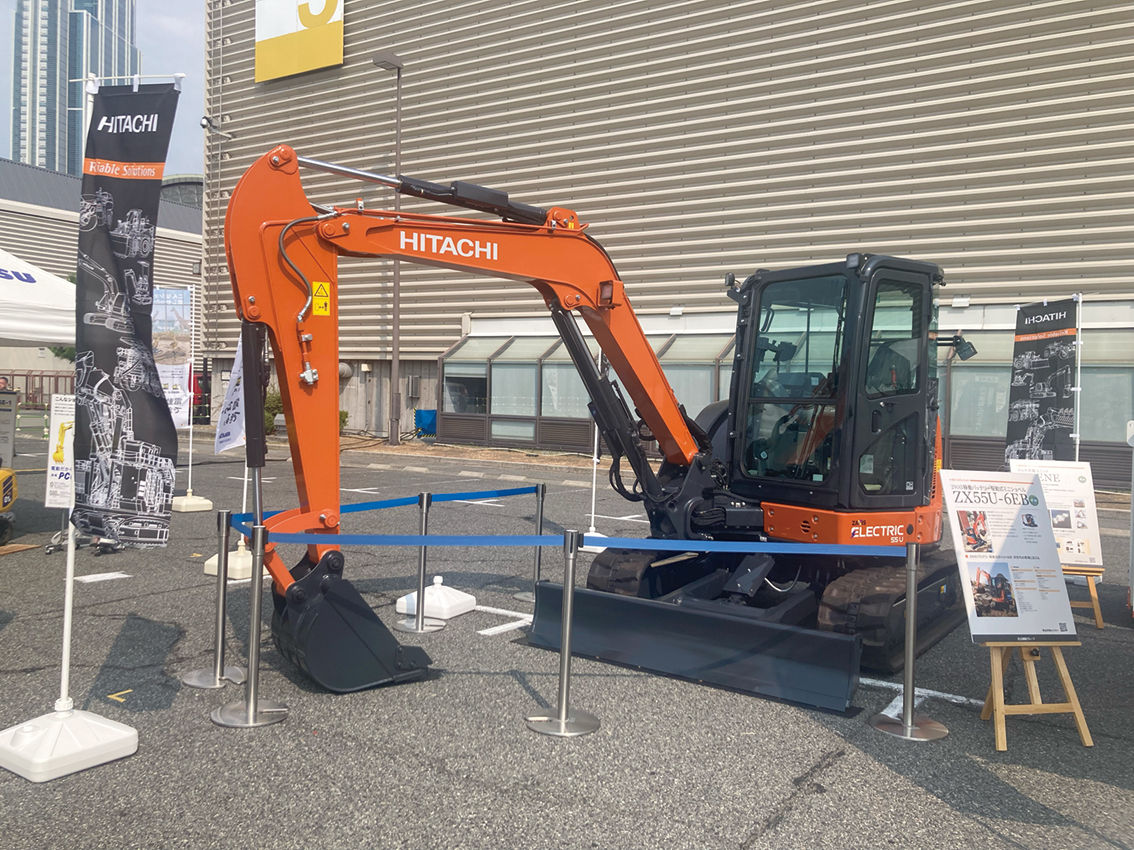 展示されたZX55U-6EB。現場や充電設備の状況に応じた充電方法を選択可能です。