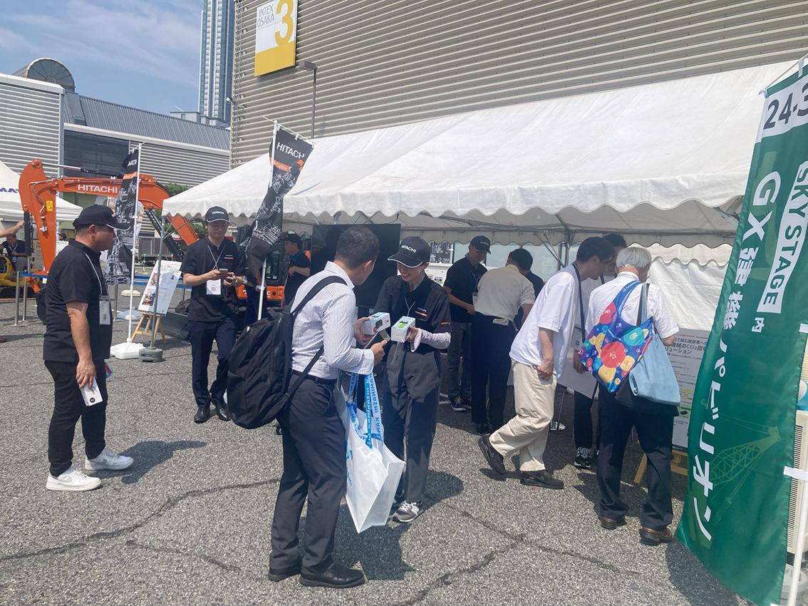 日立建機ブースも多くの来場者でにぎわいました。