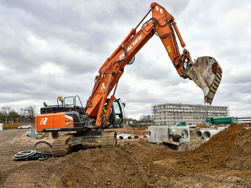 タカ Introducing our largest short-tail swing Zaxis-7 excavator