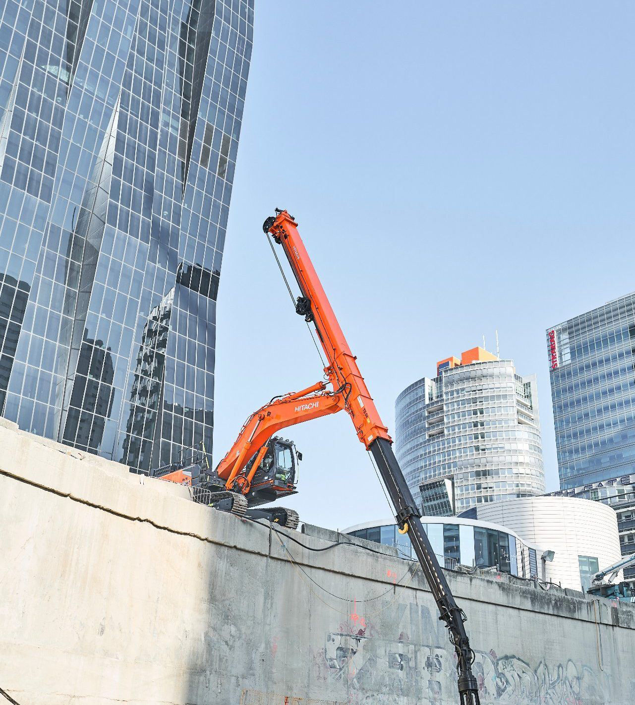 Telescopic arm excavators - HitachiCM Europe