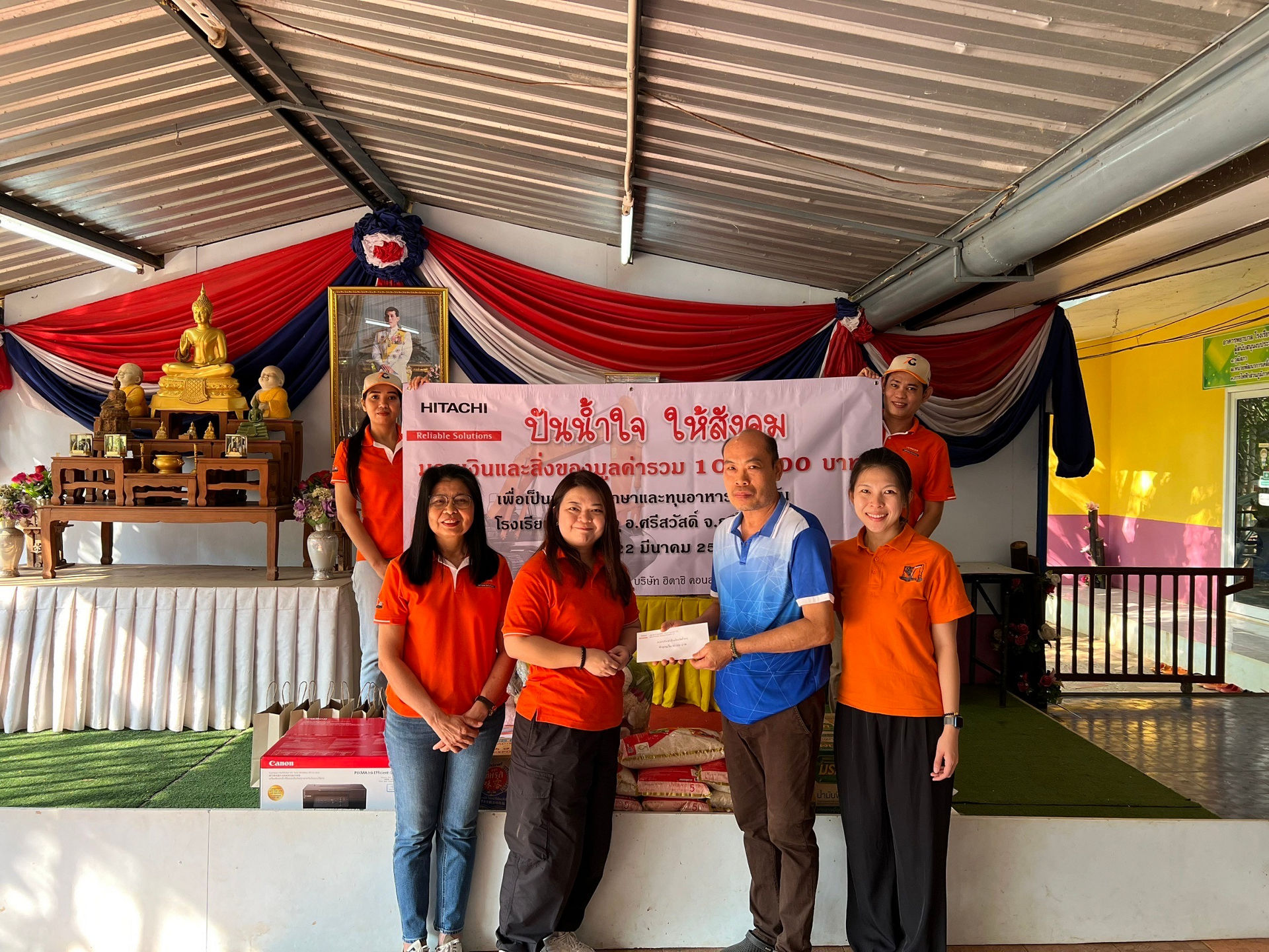 ภาพถ่ายรวมกับน้องๆโรงเรียนวัดถ้ำองจุ และตัวแทนจากบริษัทฮิตาชิ คอนสตรัคชัน แมชีเนอรี ไทยเเลนด์ และ บริษัทฮิตาชิ คอนสตรัคชัน แมชีเนอรี เอเซีย แอนด์ แปซิฟิก มอบเงินบริจาคให้คุณครูใหญ่วัดถ้ำองจุ