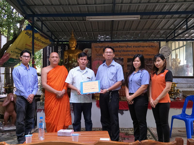 A donation is presented to Representative of the Nongkainum Subdistrict Administration Organization (fourth from the right) by Representative of HCMT (third from the right)