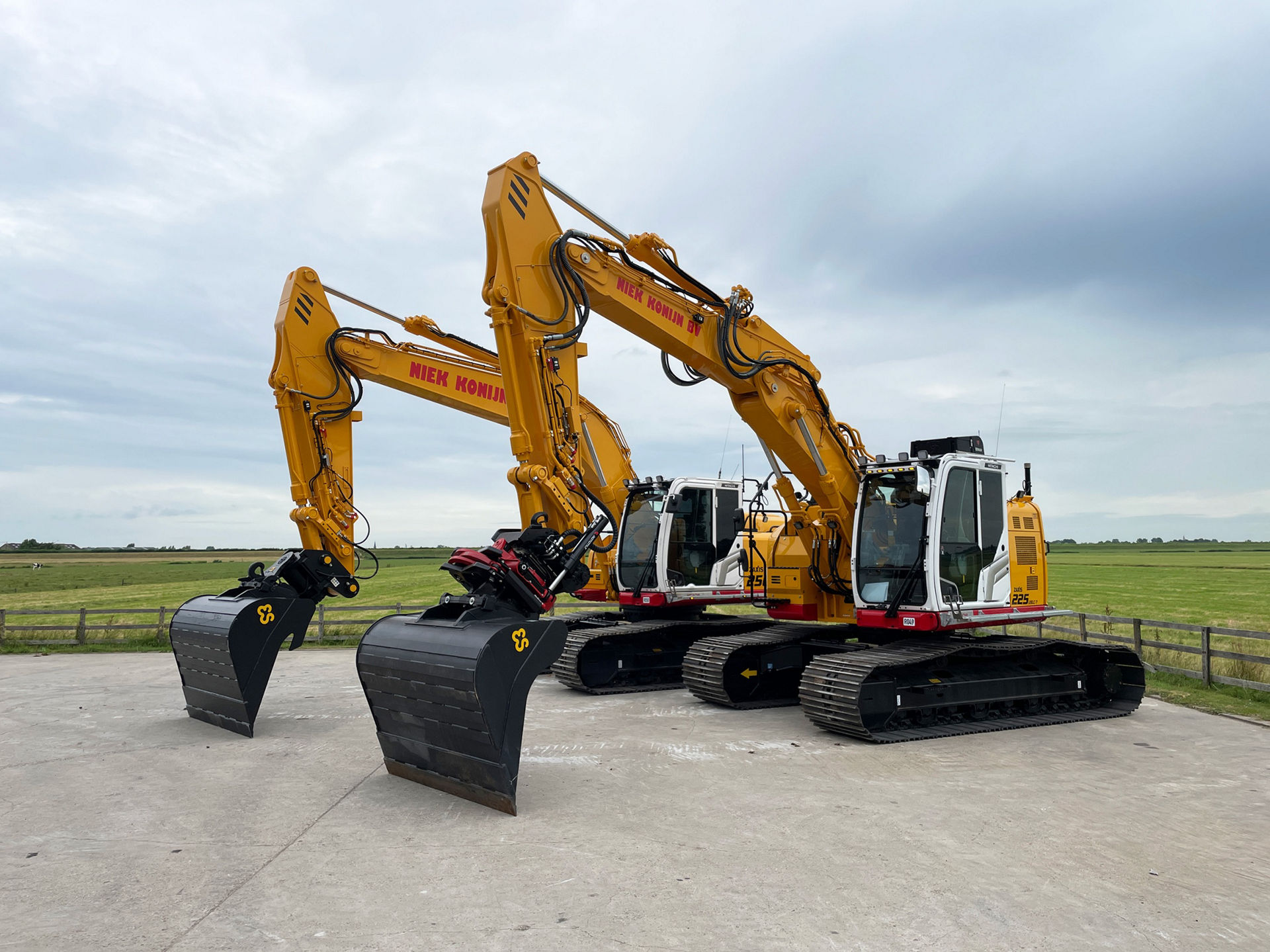 Twee Hitachi rupsgraafmachines voor Niek Konijn BV 