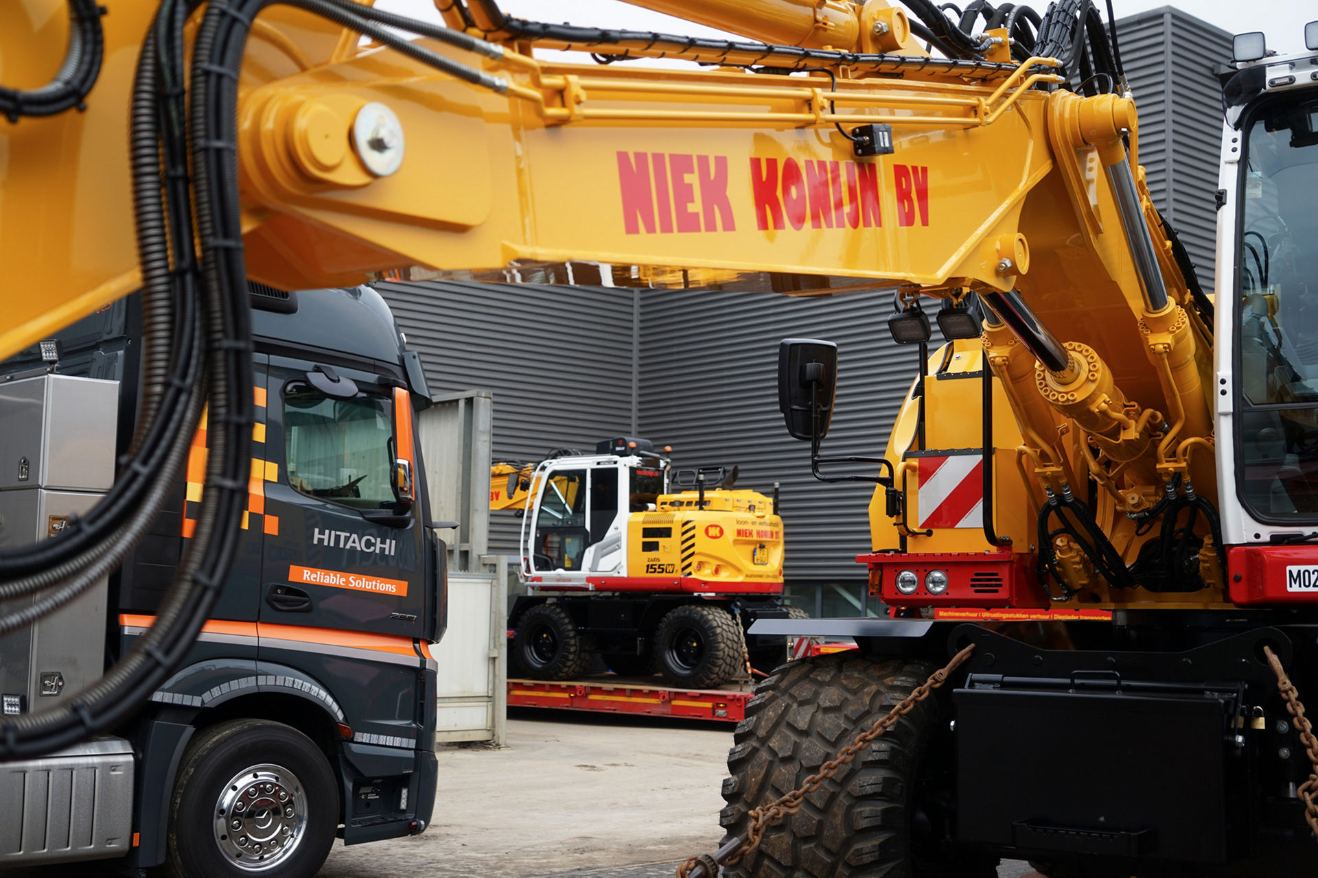 De aflvering van de mobiele graafmachines was reeds in april