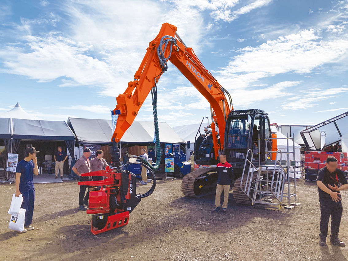 ハーベスタ装着機ZX135US-6Waratah H424。