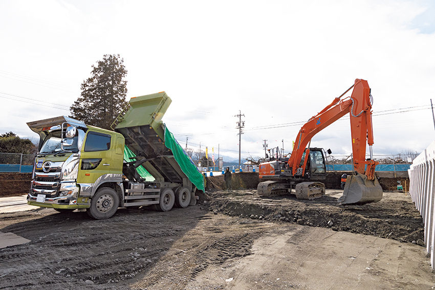搬入された土の高さ管理はSolution Linkage MGをセットした油圧ショベルで行う。運転室内のモニターに、設定した高さのラインが表示され、オペレータはこれに沿って操作する。