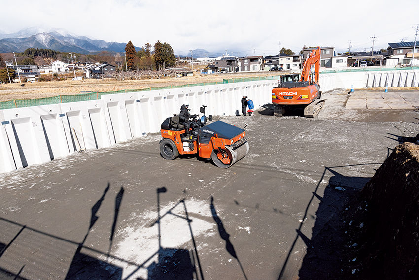 油圧ショベルで高さを調整した後は振動ローラで転圧する。ここではICT施工の一環として、ローラの転圧管理ソリューションであるSolution Linkage Compactorも導入した。
