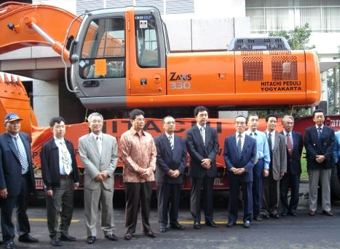 ZAXIS 330 and representatives of companies relating the donation.