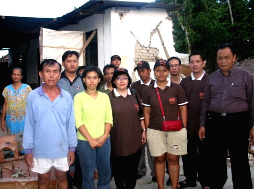 Hexindo team, who delivered relief goods, at Jogjakarta.