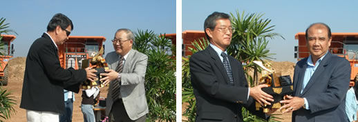 Left: Mr.Yamada presented Kabuto to EGAT. Right: Mr.Kito presented Kabuto to Sahakol Equipment Co., Ltd.