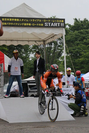 スタートを切る藤田選手(提供：日本パラサイクリング連盟）