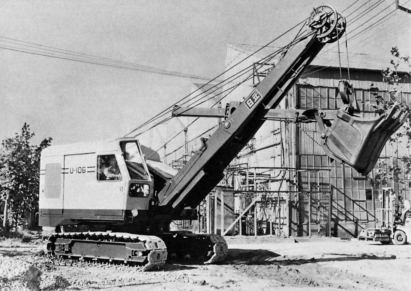 Launched U106 cable-operated shovel, the first in the world to employ fluid couplings.