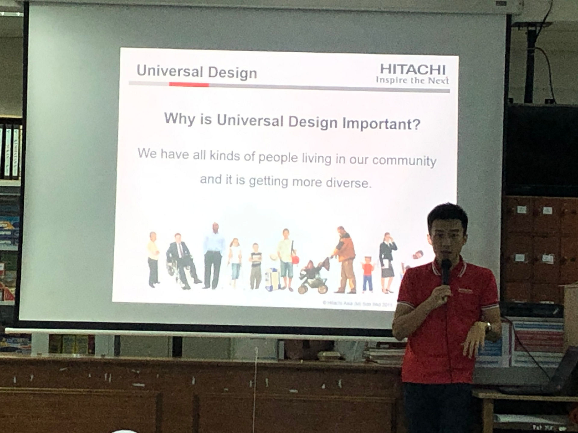 Hitachi volunteer explaining the concept of Universal Design