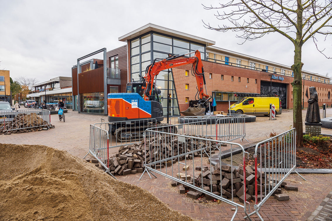 街の中心部の現場のため、狭い場所でも作業できる8tクラスが選ばれた。
