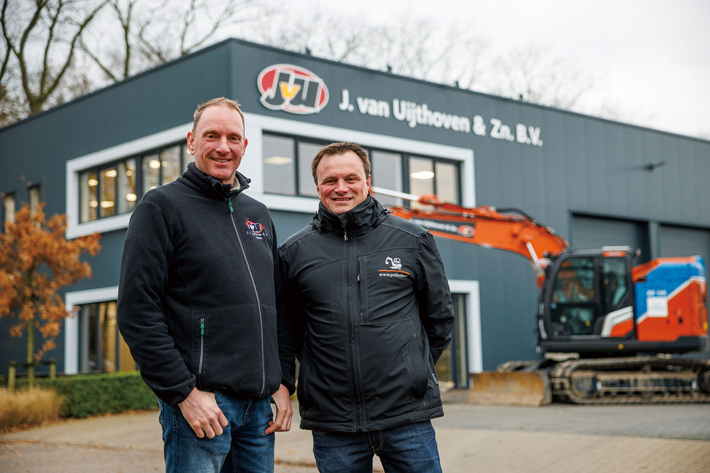 工事を受託した施工会社のオーナー、ユルゲン氏（左）。右はPellen社の担当者。