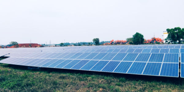   カラグプール工場敷地内に設置された太陽光パネル