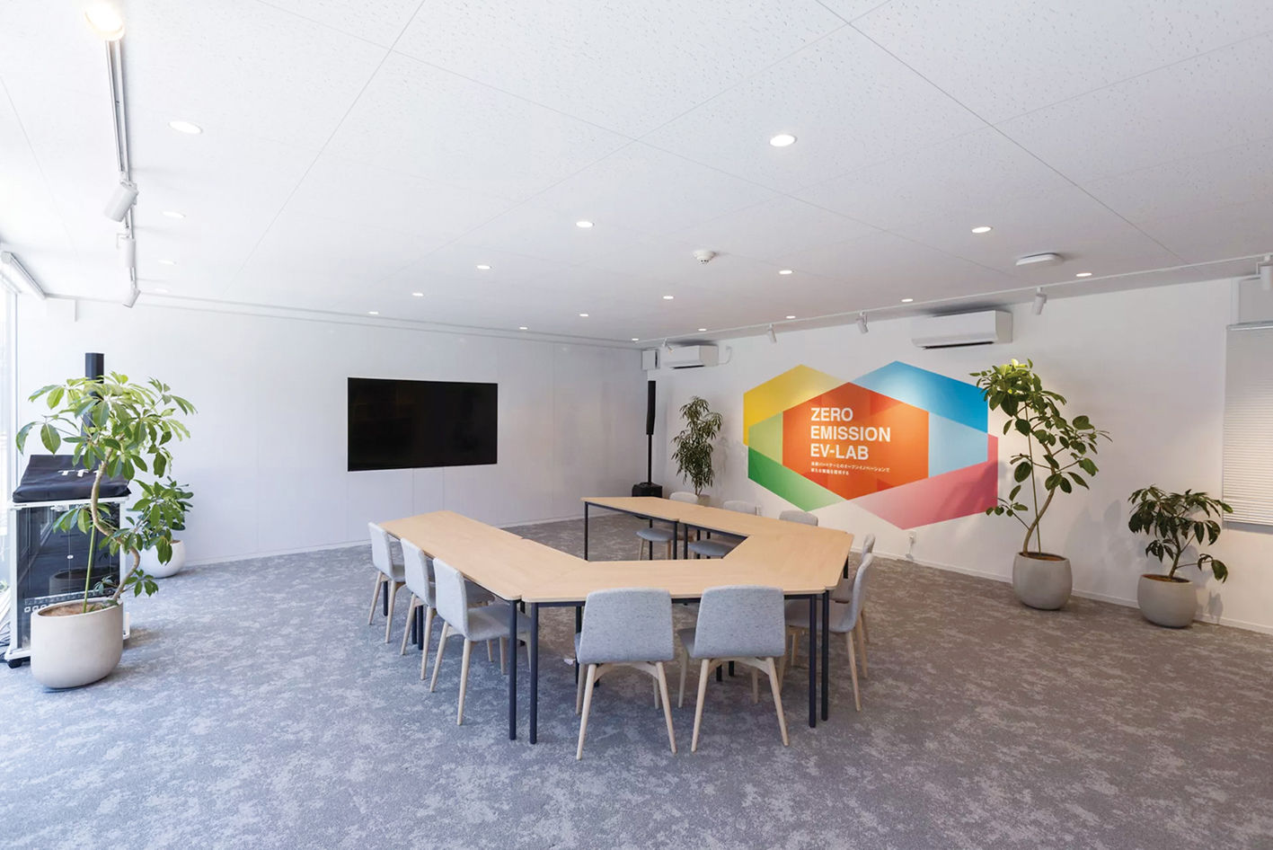 コミュニケーションエリア。EV-LABのメンバーとお客さまやパートナーとの意見交換により、新しいアイデアが生まれる場となることが期待される。