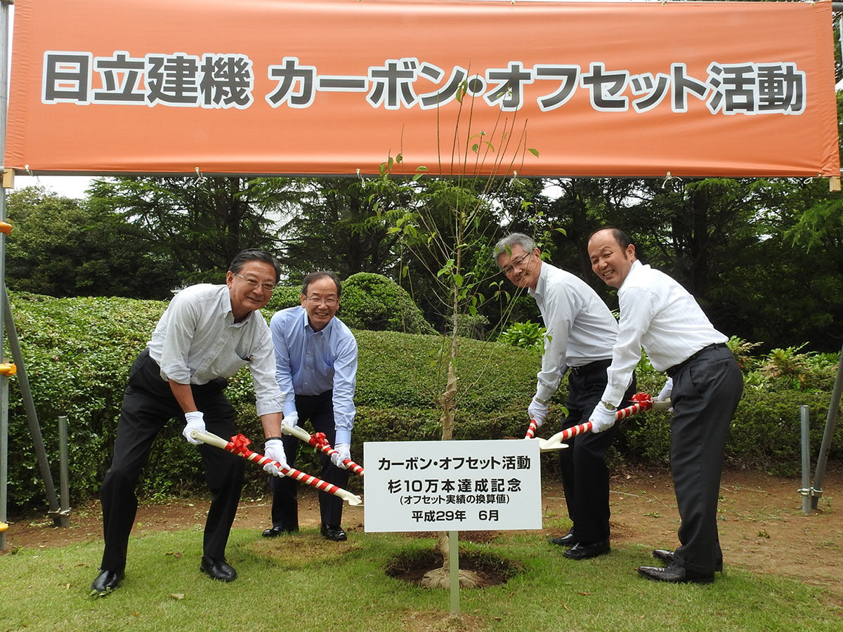 Commemorative tree planting : (from the left) Koji Sumioka, Executive Vice President, Tatsuro Ishizuka, Chairman of the Board, Kotaro Hirano, President, and Michifumi Tabuchi, Senior Vice President