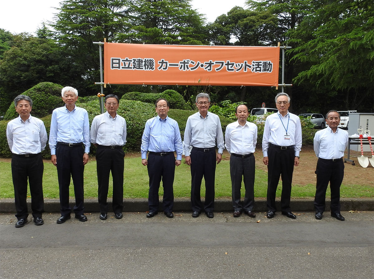 左から、岡田取締役、辻本相談役、住岡副社長、石塚会長、平野社長、田淵専務、藤井専務、太田常務