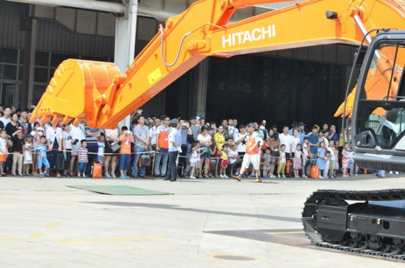 Ever-popular hydraulic excavator demonstration