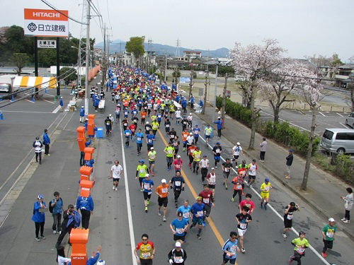 土浦工場前を走り抜けるランナーの皆さん