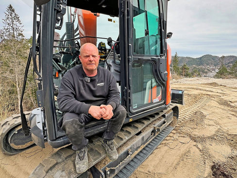 メンテナンス REnato Iwai Hitachi EX1200-7 takes on demanding quarry work - HitachiCM