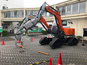 「四脚クローラ方式双腕型コンセプトマシン」の作業実演