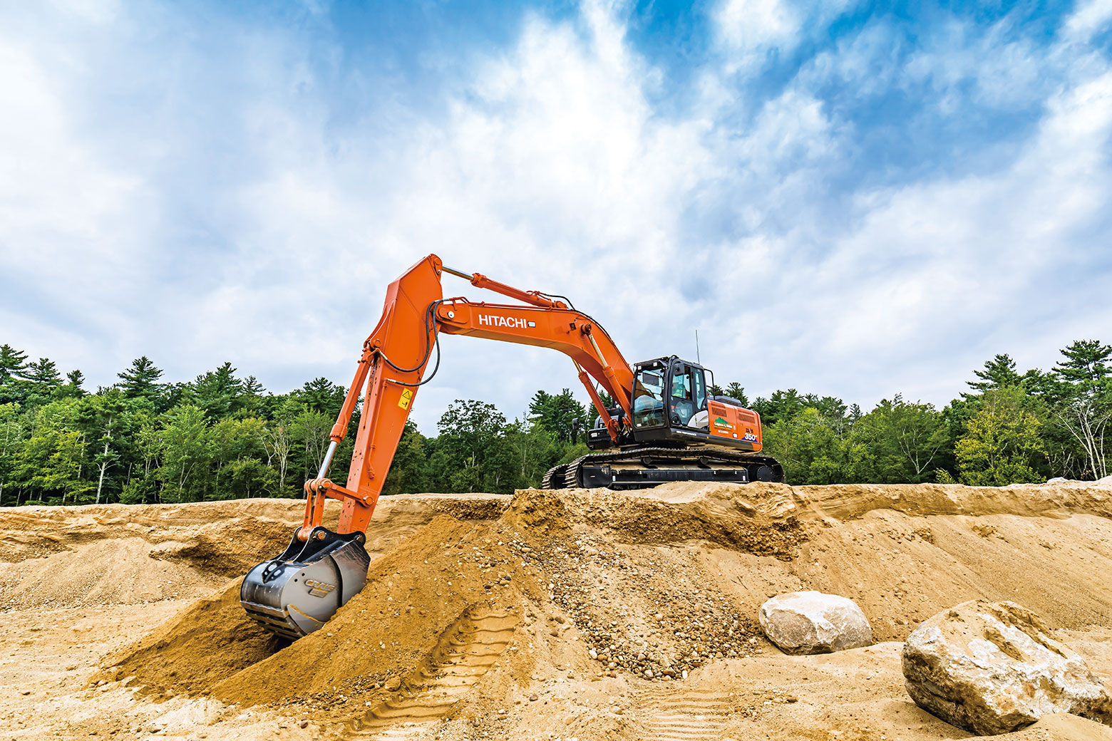 砂利の掘削・運搬で、日立建機の建設機械が活躍する。