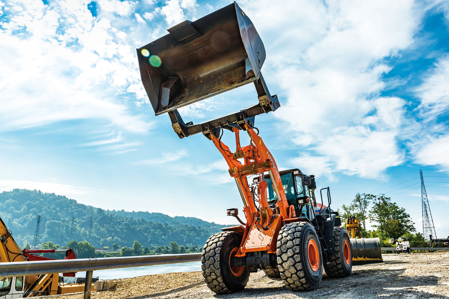 Wheel loader "ZW250" makes loading work efficient with smooth rotation of the bucket.