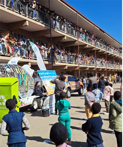 日立建機アフリカと日立建機南部アフリカでは、地域の小学生へリサイクルの大切さを伝え、プラスチックごみを回収する活動を行っています。集められたプラスチックは机に再生利用され、恵まれない学校へ寄贈されます。　　　　　　　　　　