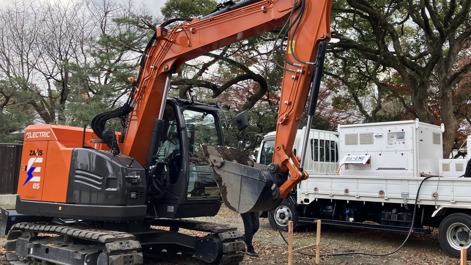京都御苑」において電動建機を用いた試行工事に参画 - 日立建機
