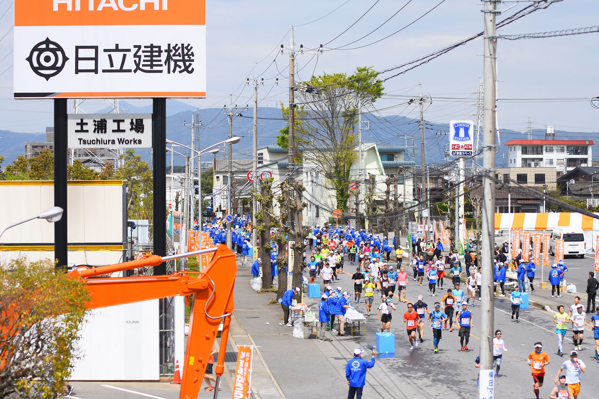 土浦工場前を走り抜けるランナー