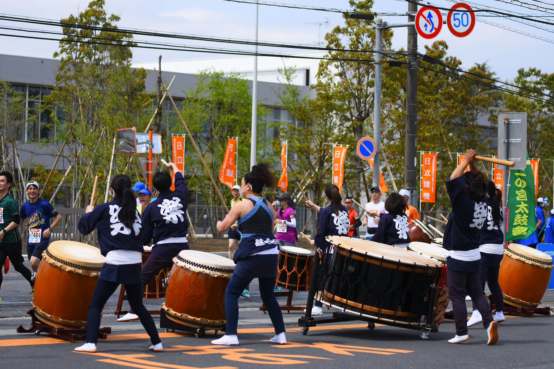 和太鼓隊もランナーを元気づけました