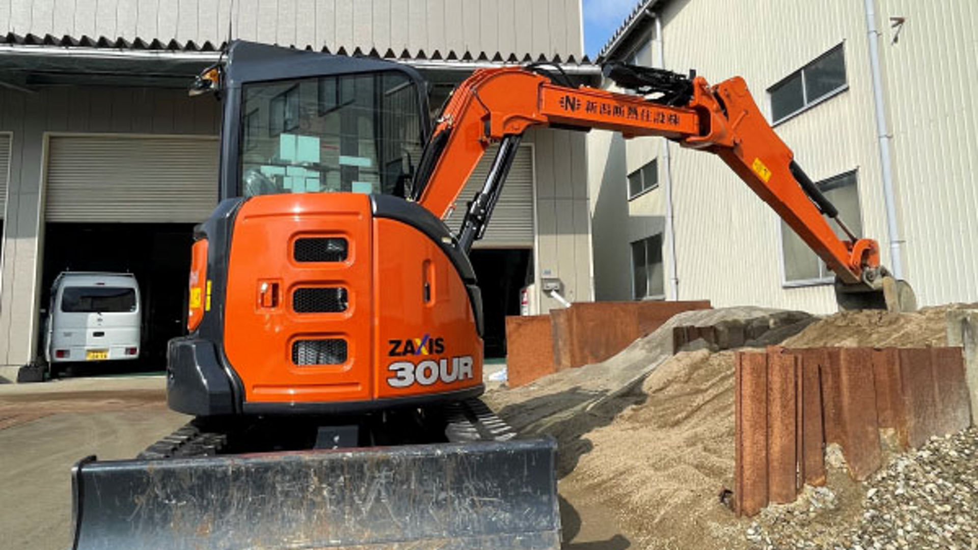 新潟のライフラインを支える日立建機のZX30UR - 日立建機日本