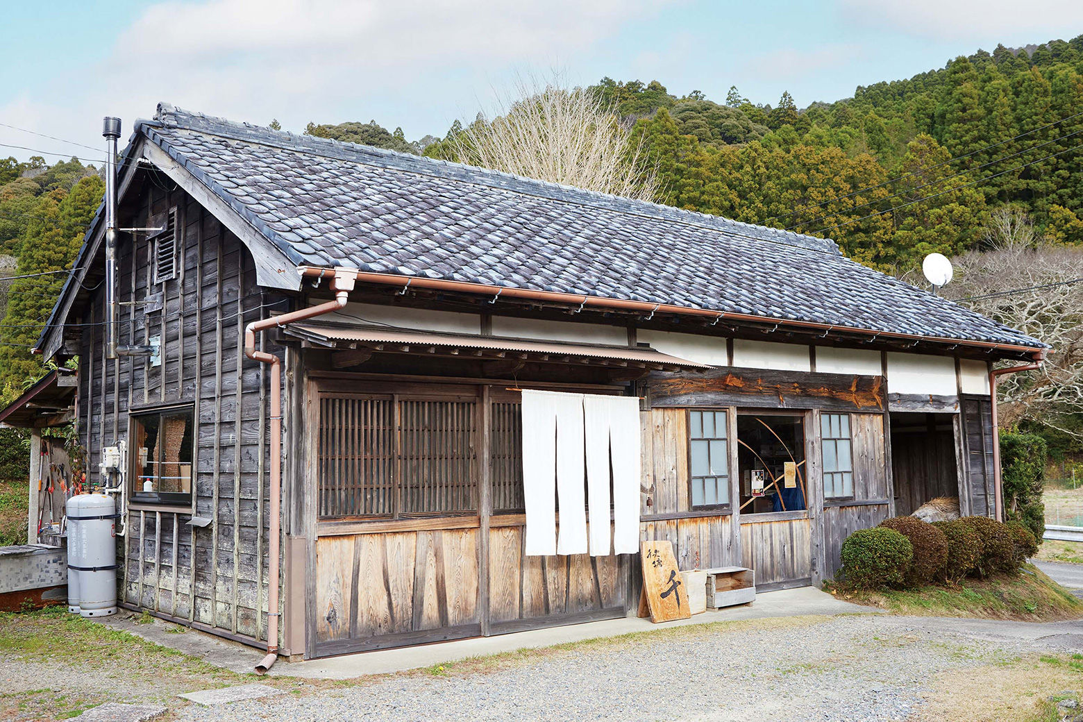 築120年の古民家の敷地にある納屋を改装した工房兼店舗。営業日には手仕事仲間のマルシェも開かれる。