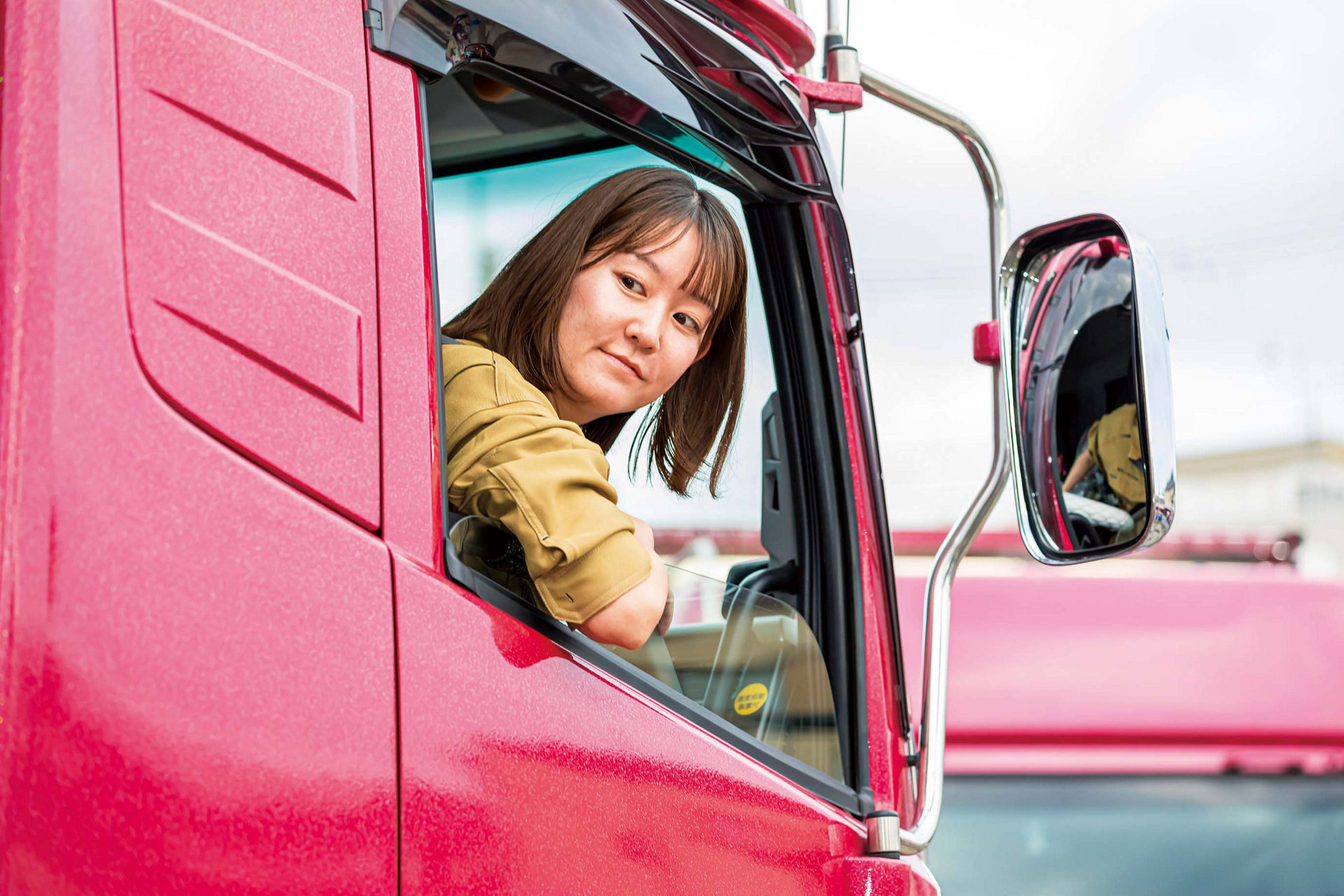 ダンプの運転中はひとりなので、何事も自分で判断。おかげで運転技術とともに判断力も向上しています（晶さん）。