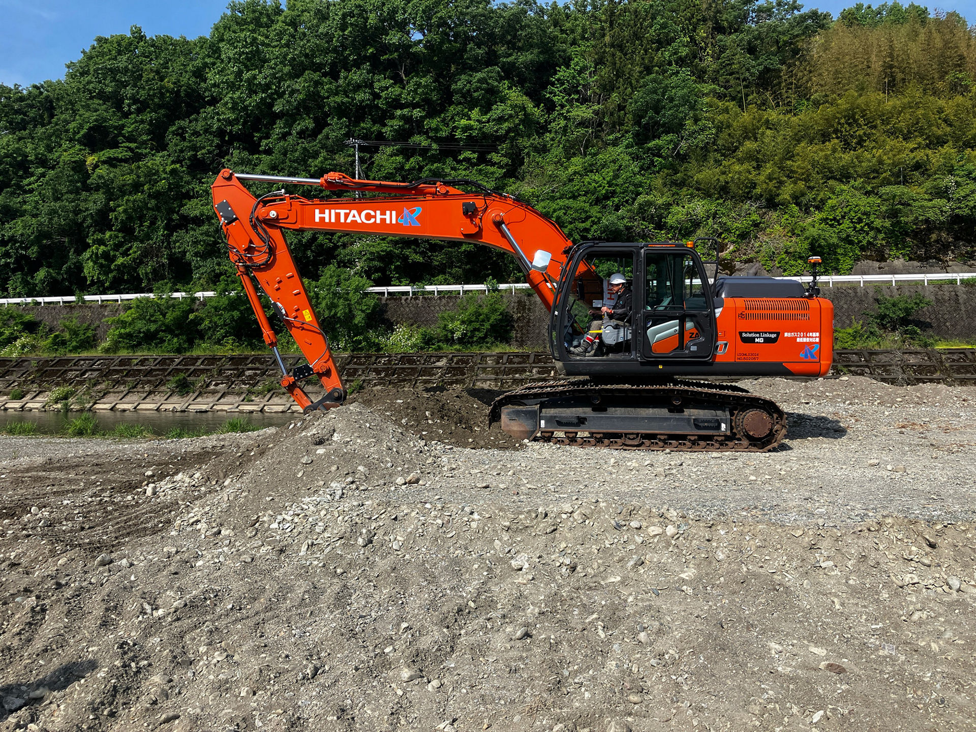 ZX200-7(SL-MG仕様)　による粗掘削作業