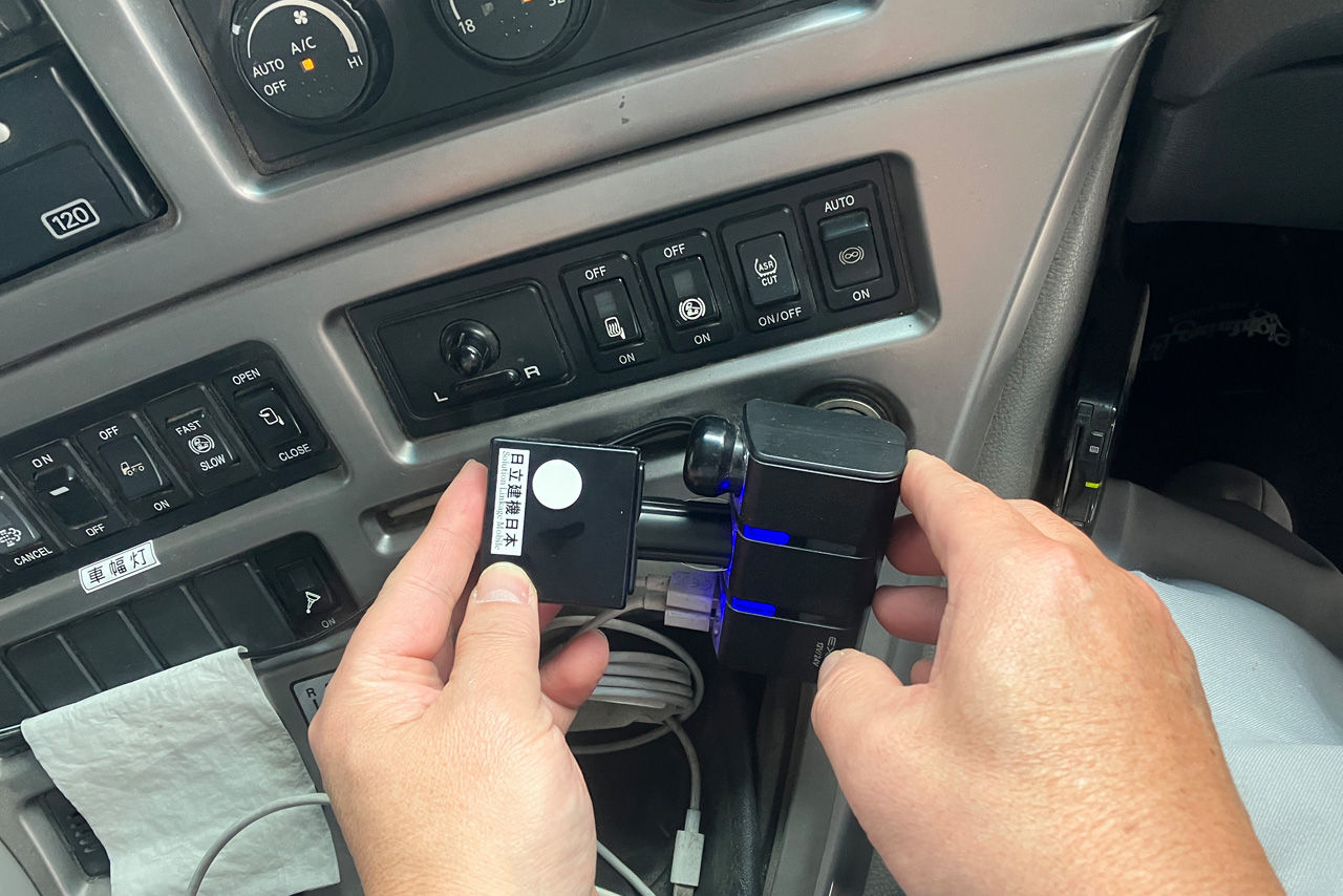 車載専用GPS端末でダンプトラックの位置情報を取得