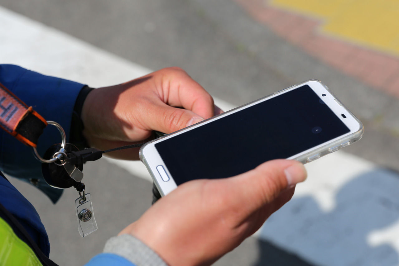 スマートフォンアプリでダンプトラックの接近を確認