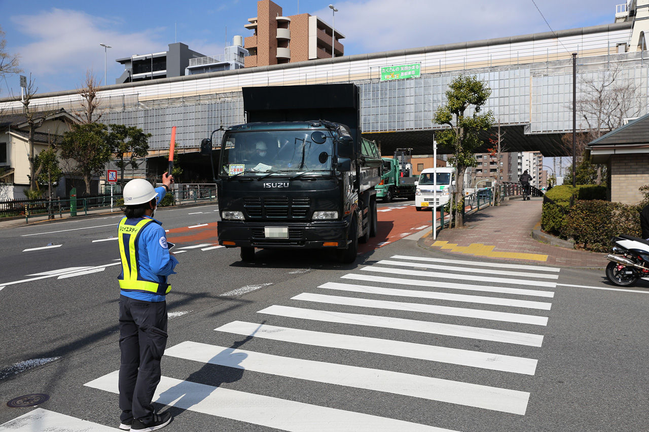 ダンプトラック誘導の様子