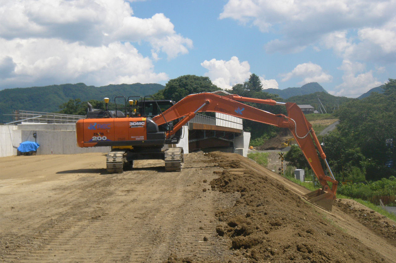   法面整形するZX-200X