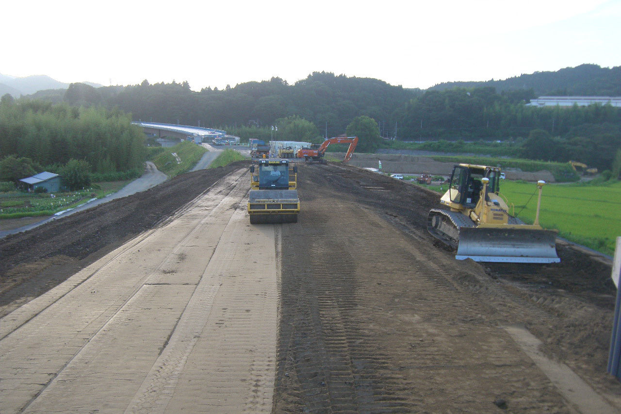   盛土を施工するICTブルドーザー