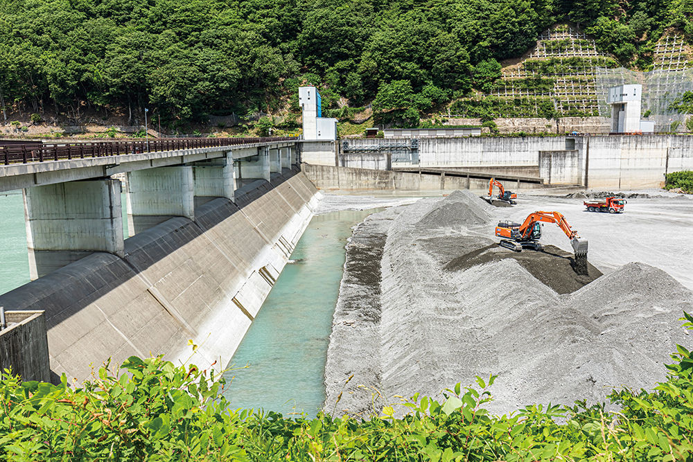 ダムによって流域の土砂が湖底に堆積してしまうため、定期的な掘削・搬出が必要になる。写真の左手は荒い土砂をせき止め、細かい土砂をバイパスに流すための分派堰。