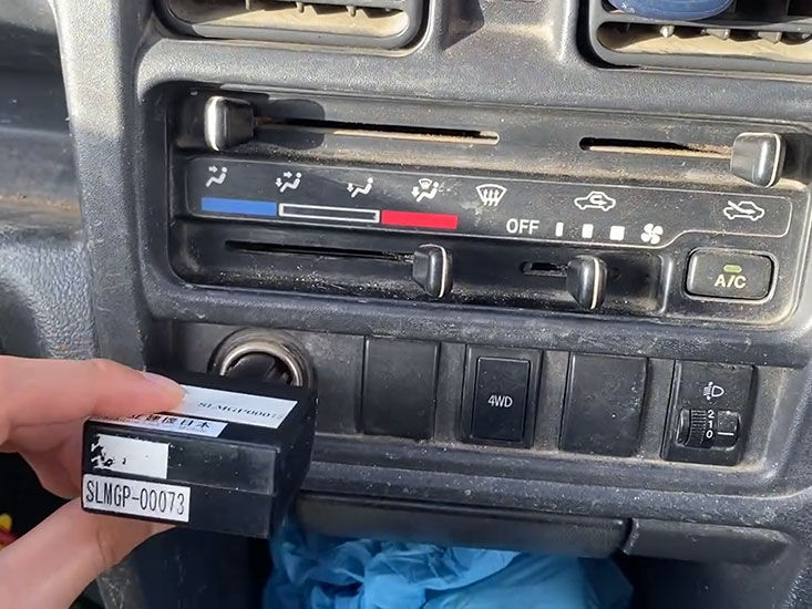 シガーソケットに車載専用GPS端末を設置