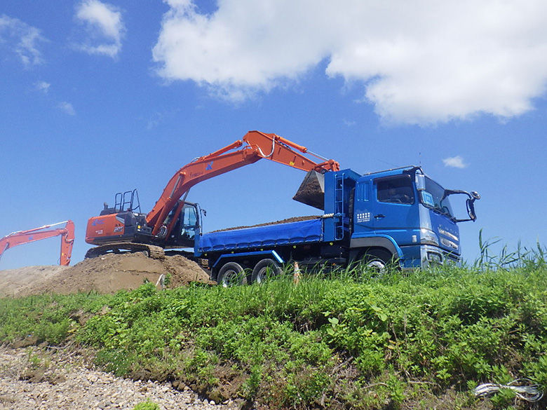 車載カメラ付きショベルで積込作業