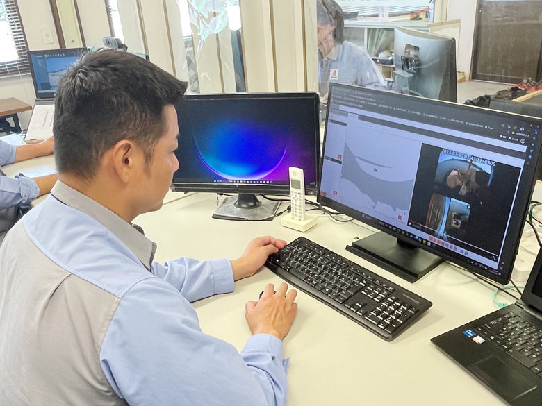 現場事務所から施工現場を確認