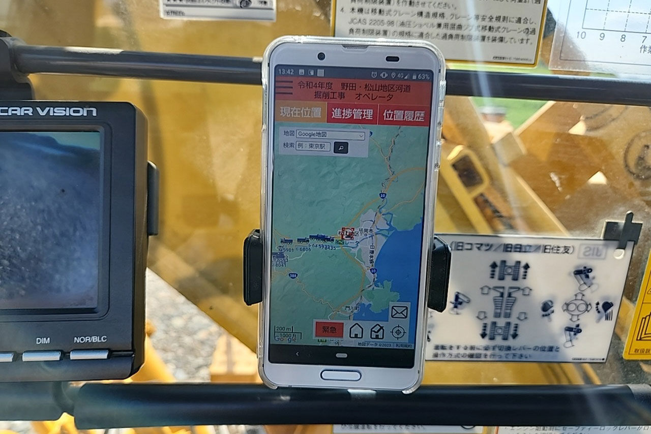 積込作業を行う油圧ショベルの運転室内に設置したスマートフォン