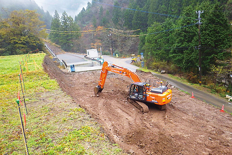 国道439号線の道路改良工事で活躍するZX200X